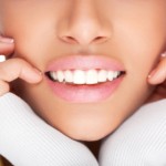 Hay bebidas y alimentos que manchan los dientes y otros que ayudan a lucir una linda sonrisa. ¡Entérate cuáles son!