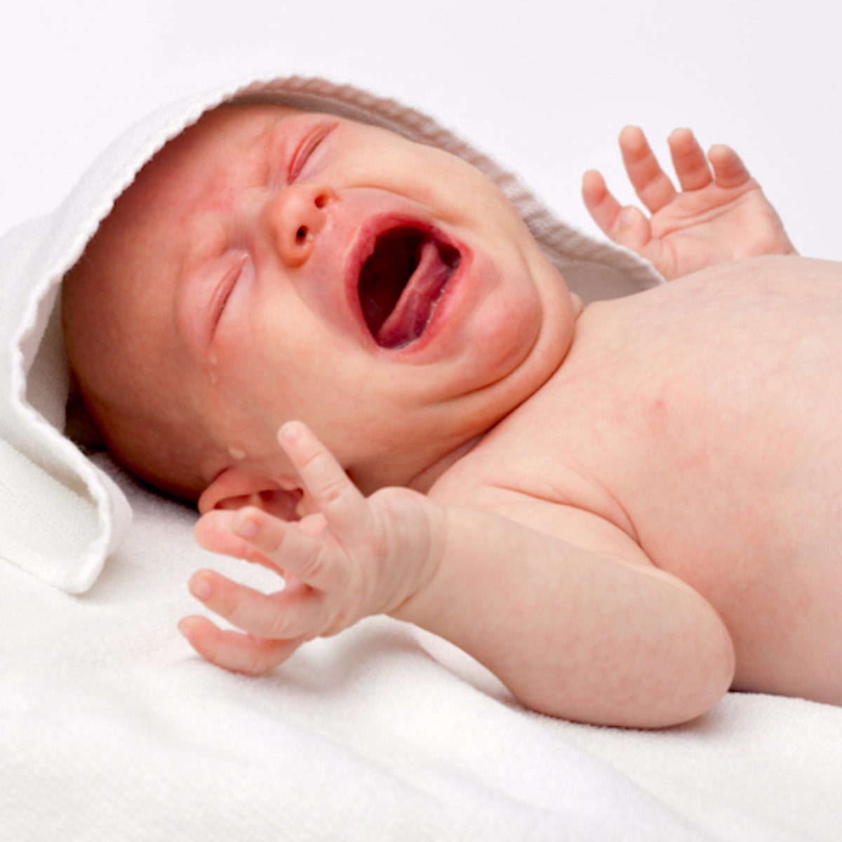 У грудного болит живот. Новорожденный кричит. Новорожденный малыш плачет. Новорожденный ребенок плачет. Плачущий новорожденный.